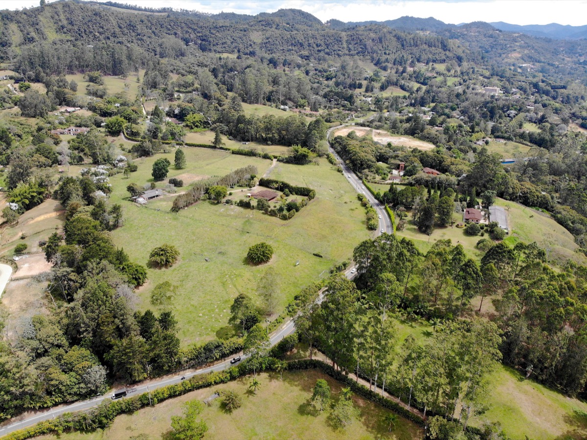 Foto aérea, tomada por nosotros, de fincas y bosque en Antioquia